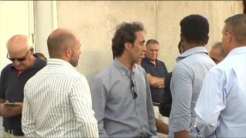 El torero se palpa el boquete de la herida con ostensible gesto de dolor