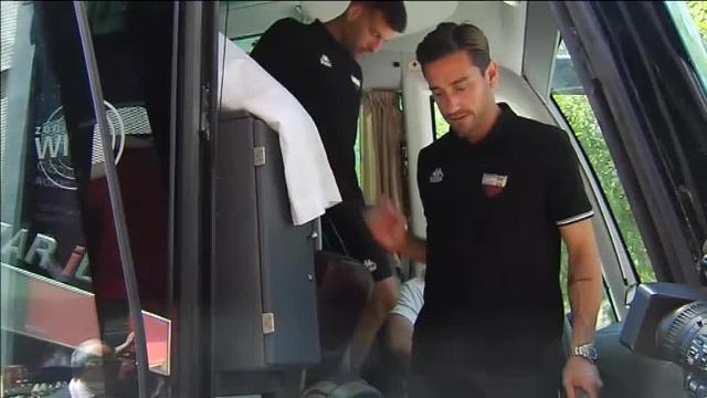 Los jugadores del Extremadura visitan la capilla ardiente de Reyes en el Pizjuán