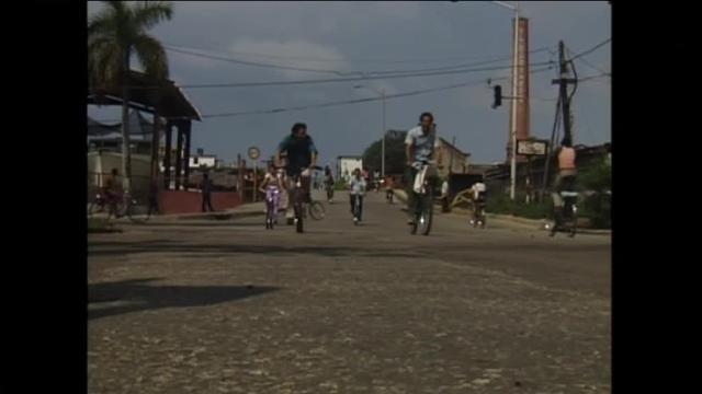 Decenas de cubanos pedalean para revivir la pasión por la bicicleta