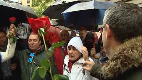 Manifestantes con pancartas frente a la sede del PSOE.