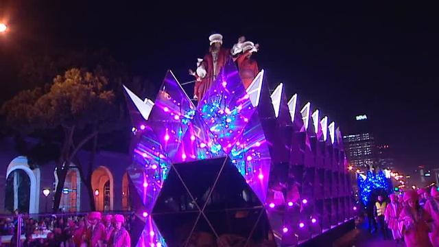 Los Reyes Magos posan en la rotonda de Cibeles tras la tradicional cabalgata de Reyes en Madrid