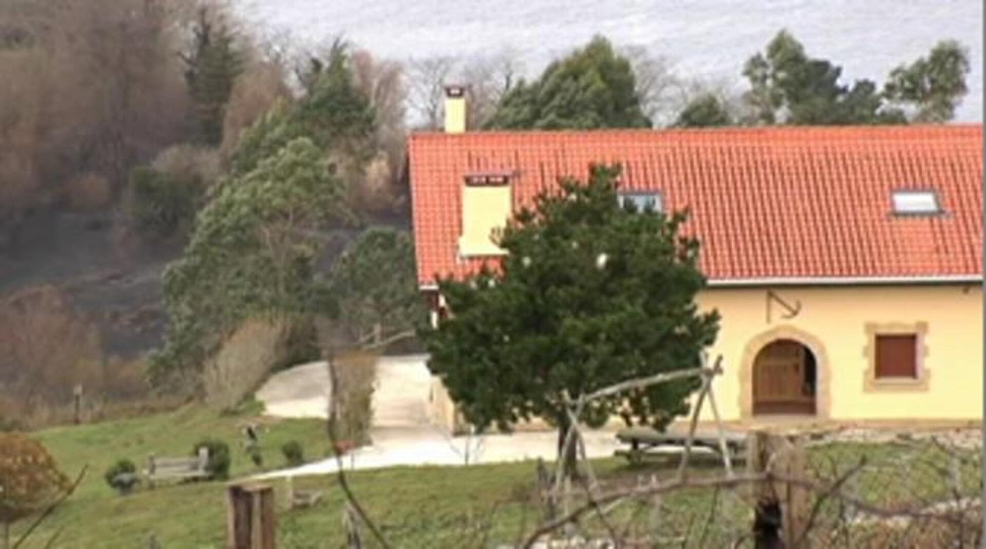 Estamspa que ha dejado el incendio declarado este sábado en Igantzi y que tuvo su origen en la caída de un árbol sobre un tendido eléctrico