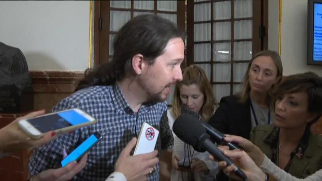 Ramón Espinar sostiene un globo anti Coca Cola; a la derecha, ayer en la fila del comedor del Senado