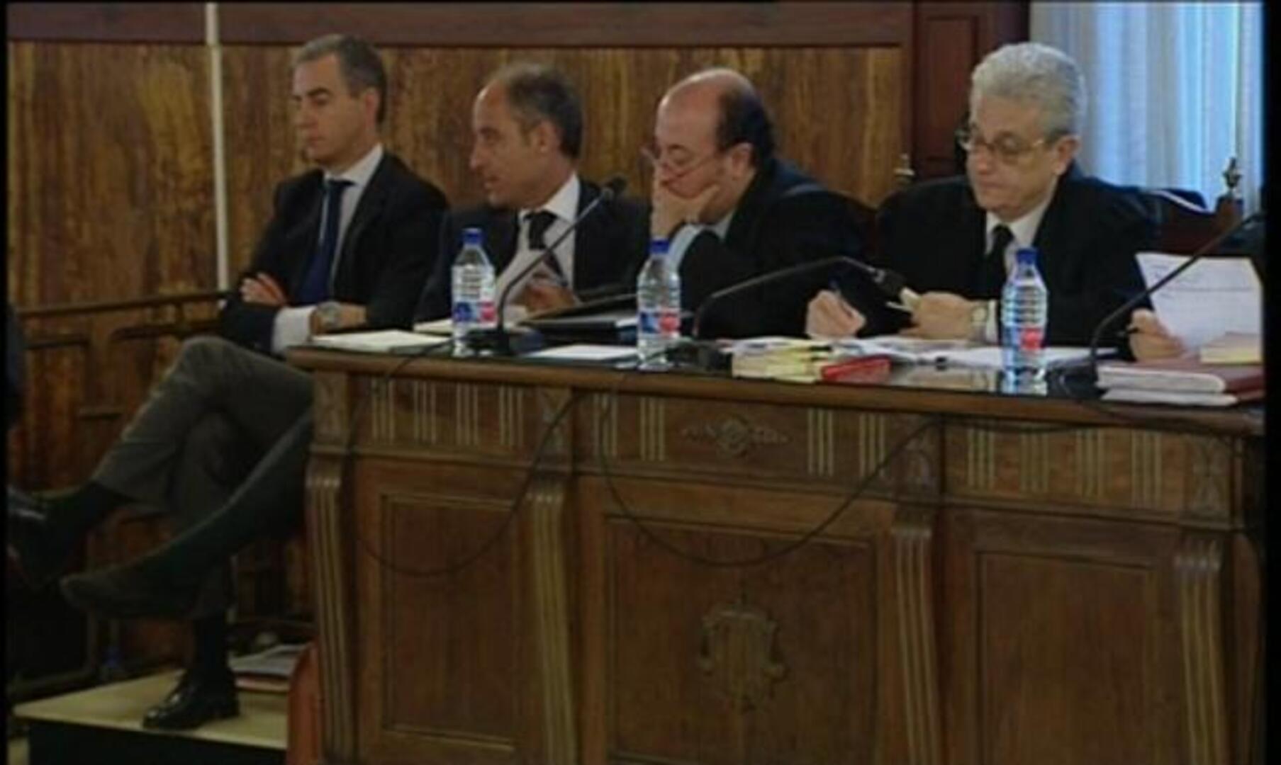 Camps lee en el juicio un libro sobre el Santo Job con referencias al «chivo expiatorio» y las traiciones