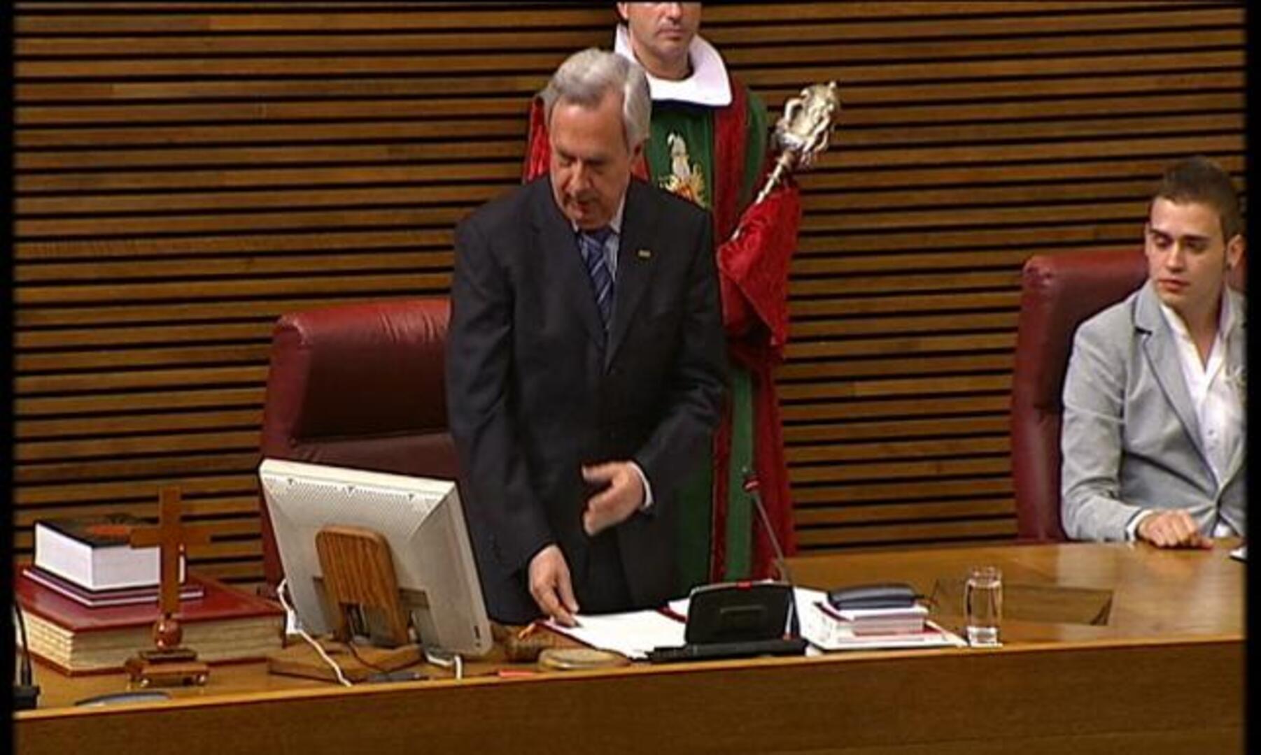 Un crucifijo preside el nombramiento de Juan Cotino al frente del Parlamento valenciano