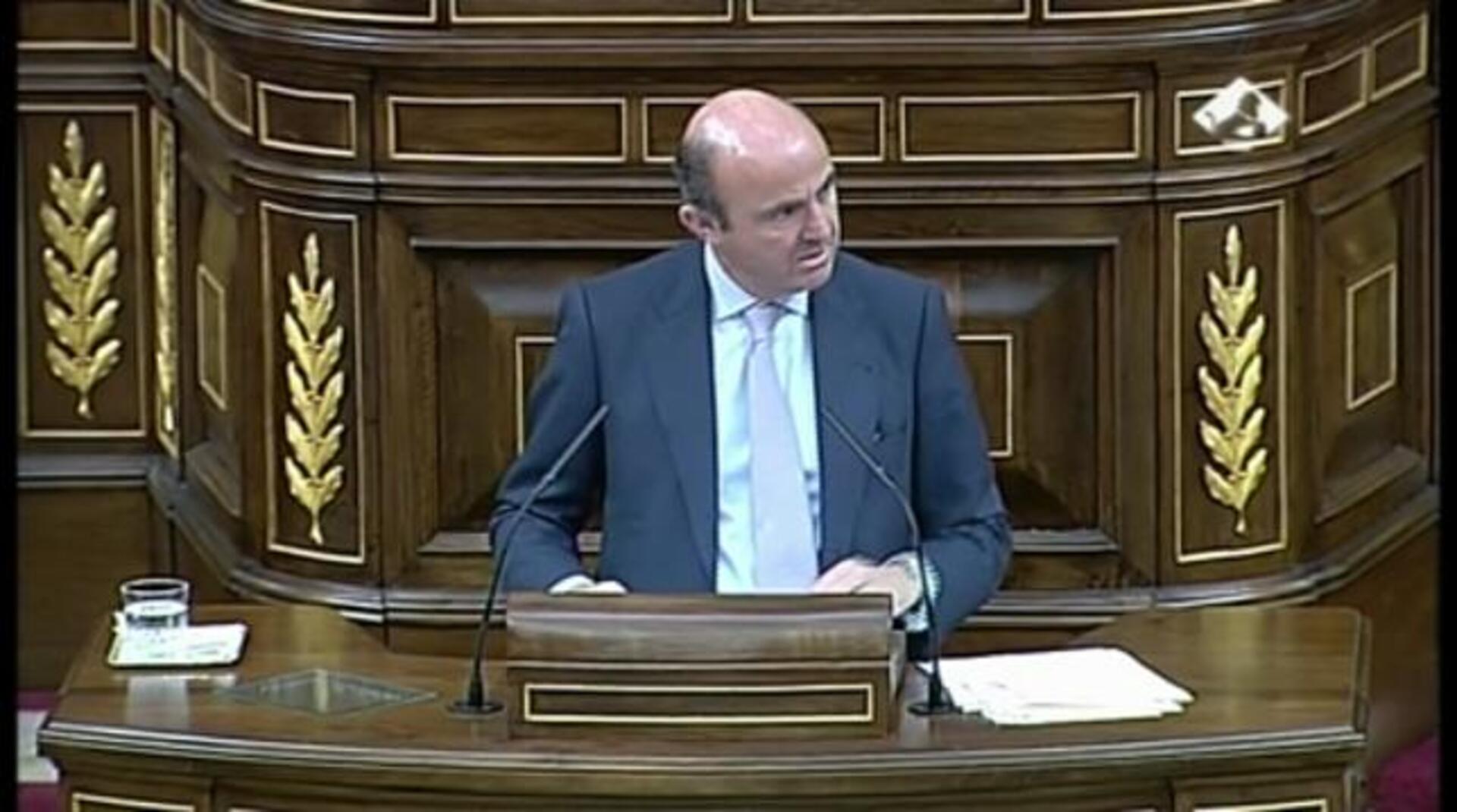 De Guindos permitirá la dación en pago y aplazar los desahucios por dos años