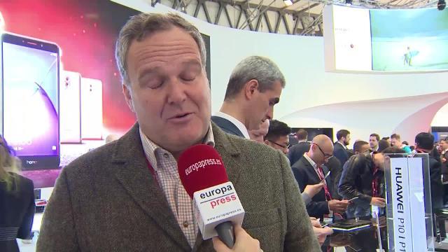 Una persona prueba el móvil de Nokia, la reedición del célebre 3310, que ha generado expectación