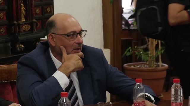 El presidente de Telefónica España destaca la innovación de la UGR en el nuevo modelo digital