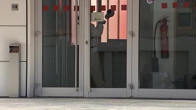 La agente que abatió a un hombre en una comisaría de Cornellá relata al juez que creyó que la iba a matar