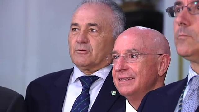 El Betis realiza su tradicional ofrenda al Cristo de la Misión