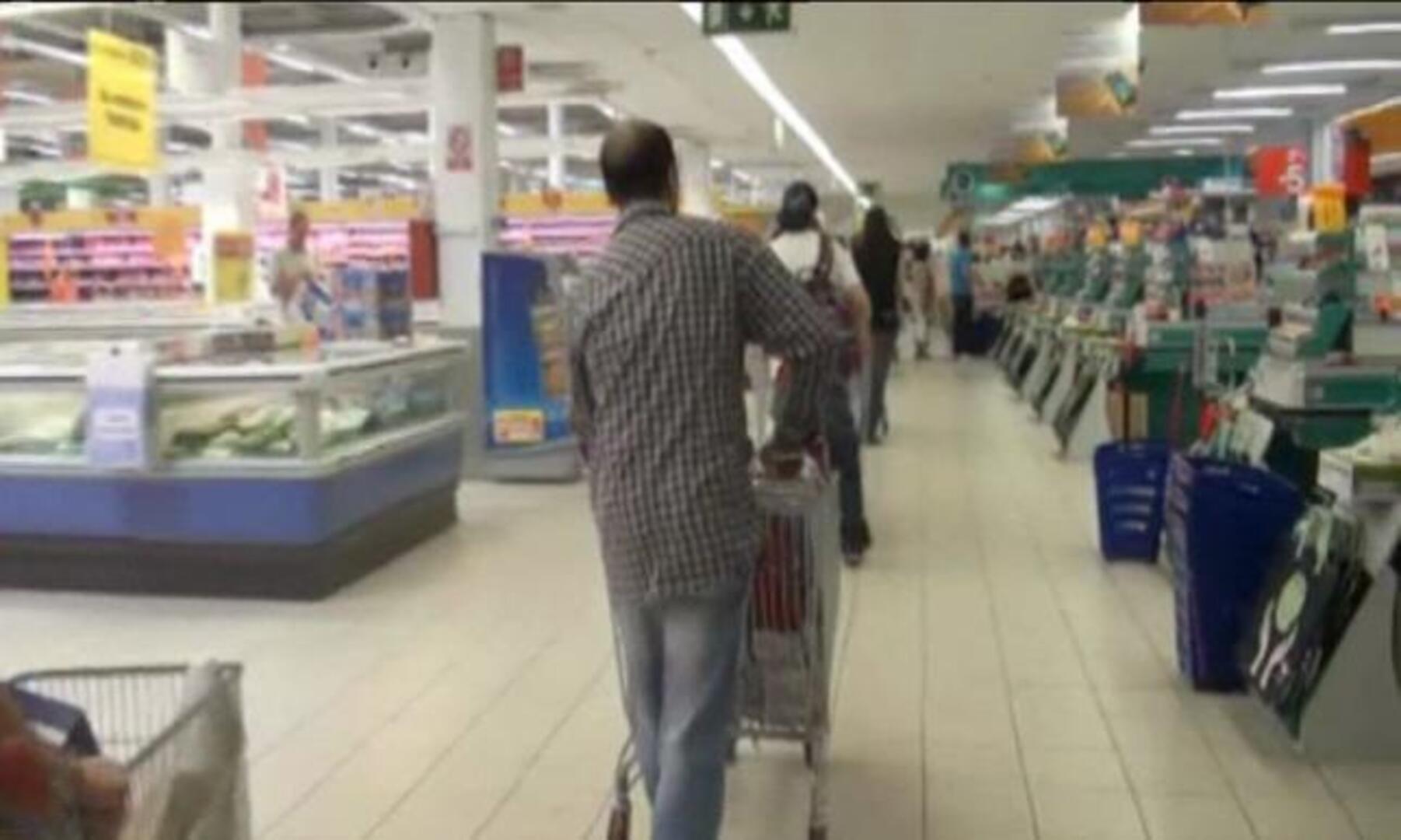 Medio centenar de «indignados» tratan de sacar para los pobres 42 carros de un supermercado en Murcia