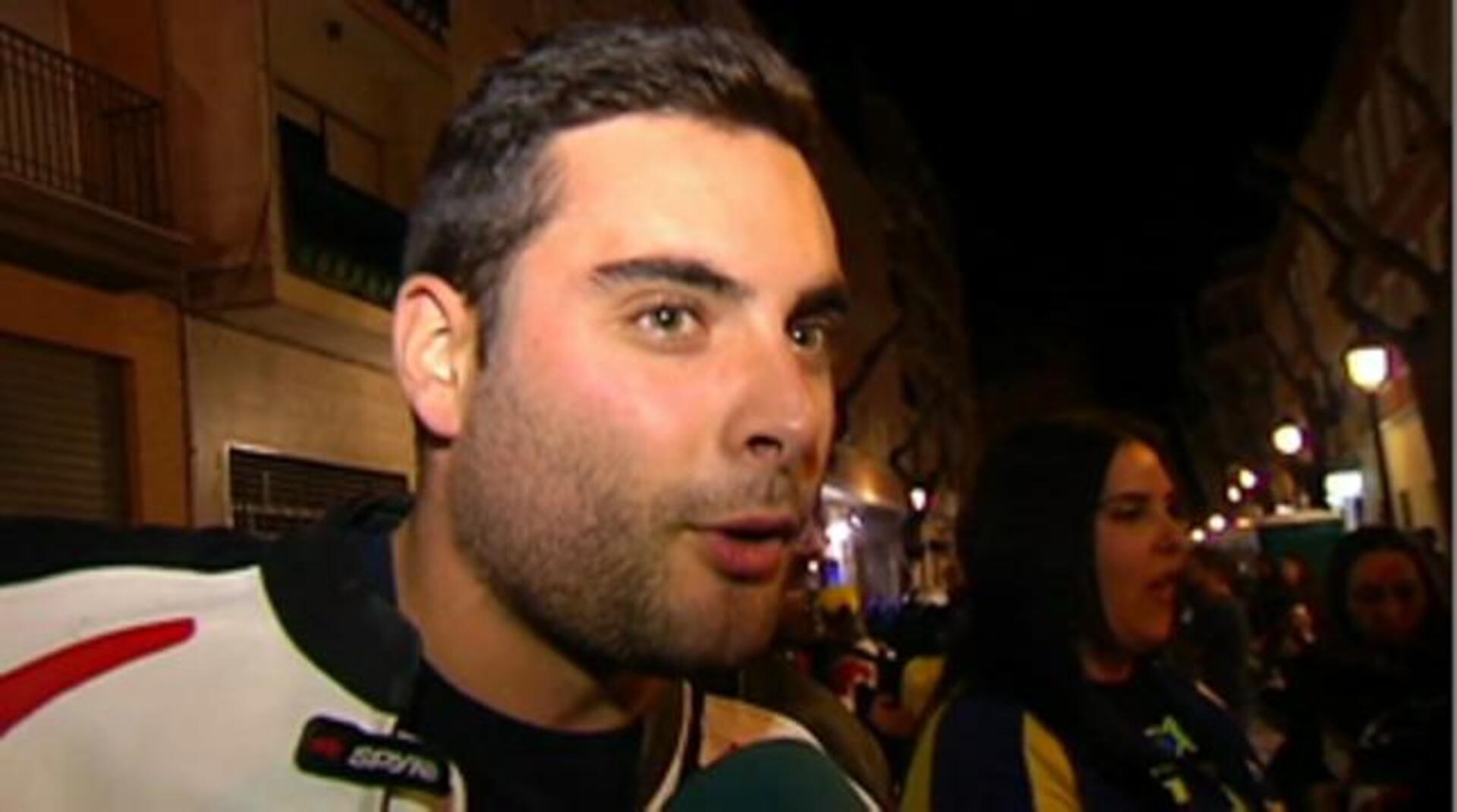 Marc Márquez saluda a los aficionados en Cheste