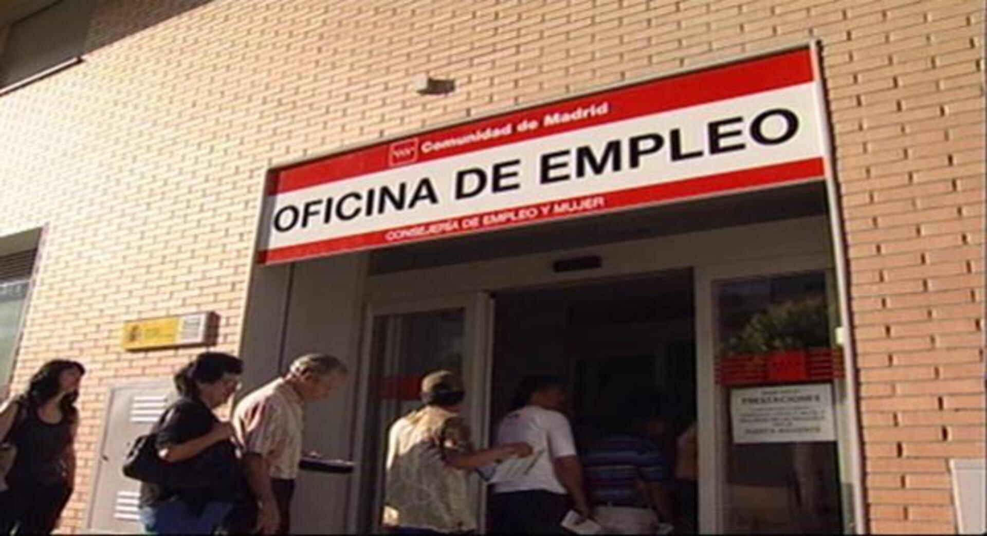 El paro bajó en julio por cuarto mes consecutivo, con 73.790 parados menos