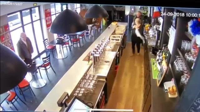 Un caballo se pasea por la barra de un bar en Francia