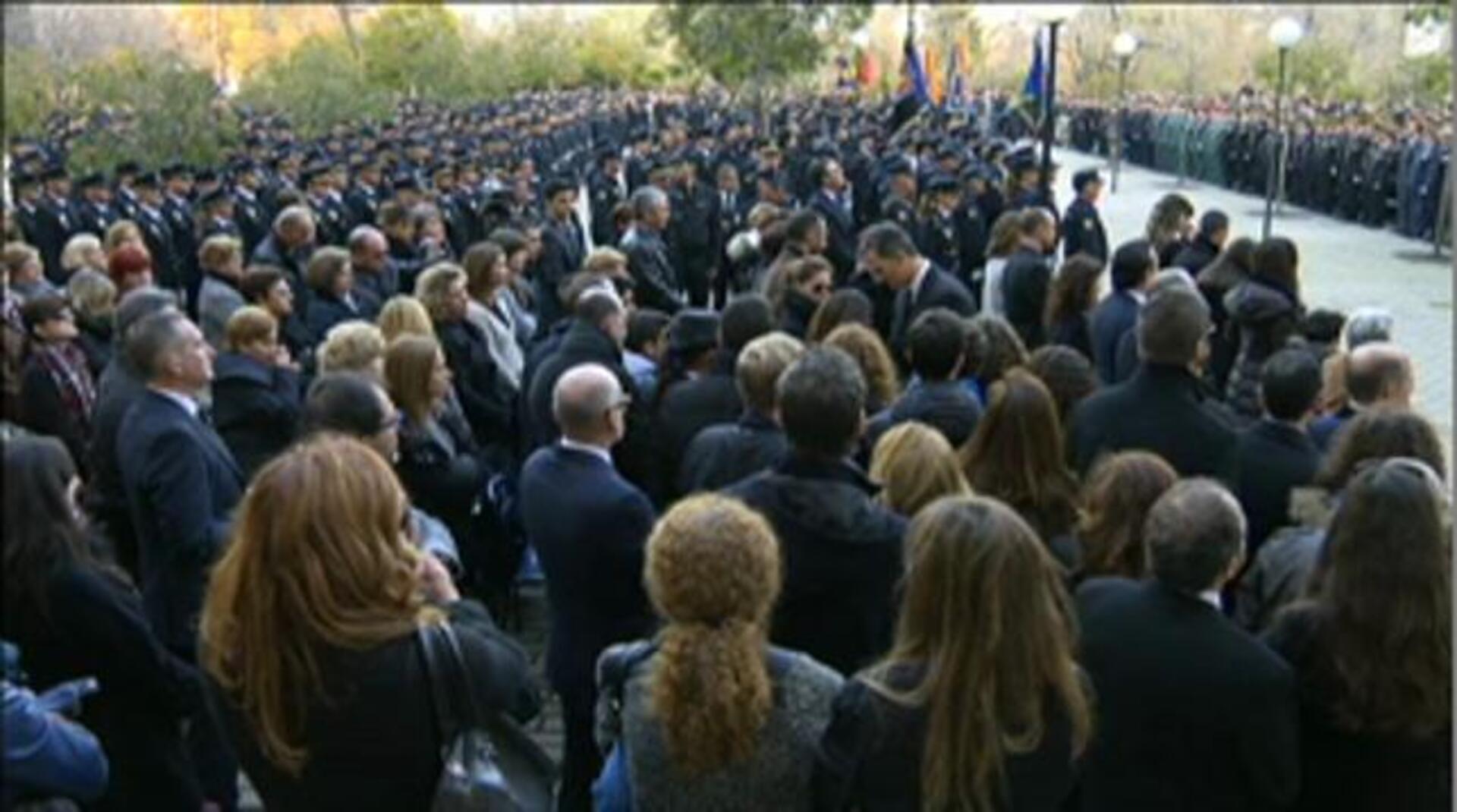 El Rey impone la Medalla de Oro del mérito policial a los dos policías asesinados en Kabul