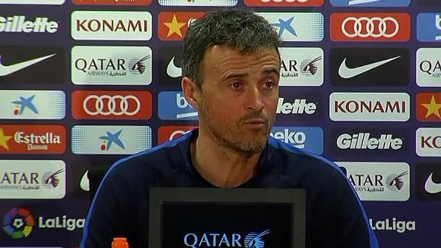 Luis Enrique dialoga con sus ayudantes durante el entrenamiento matinal del Barcelona