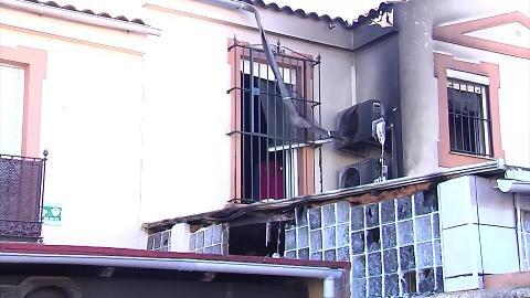 El fuego se originó en el patio delantero de la vivienda