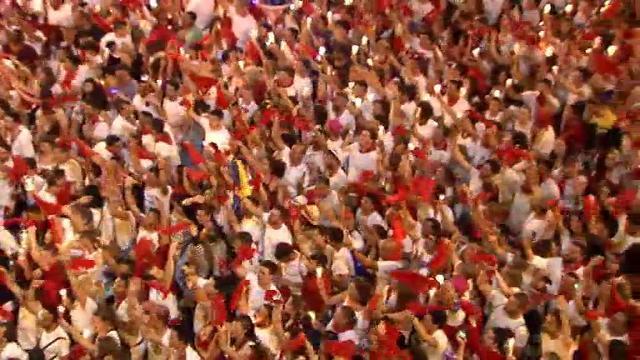 Vídeo: Pamplona entona el 'Pobre de mí' y pone fin a sus Sanfermines / Foto: Cierre de las fiestas de San Fermín con el «Pobre de mí»