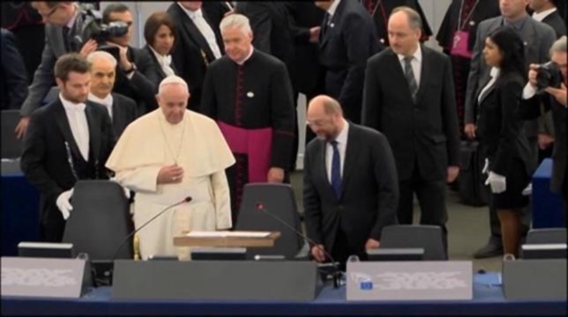 El Papa Francisco a su llegada ayer en la audiencia general de los miércoles en la plaza de San Pedro en el Vaticano