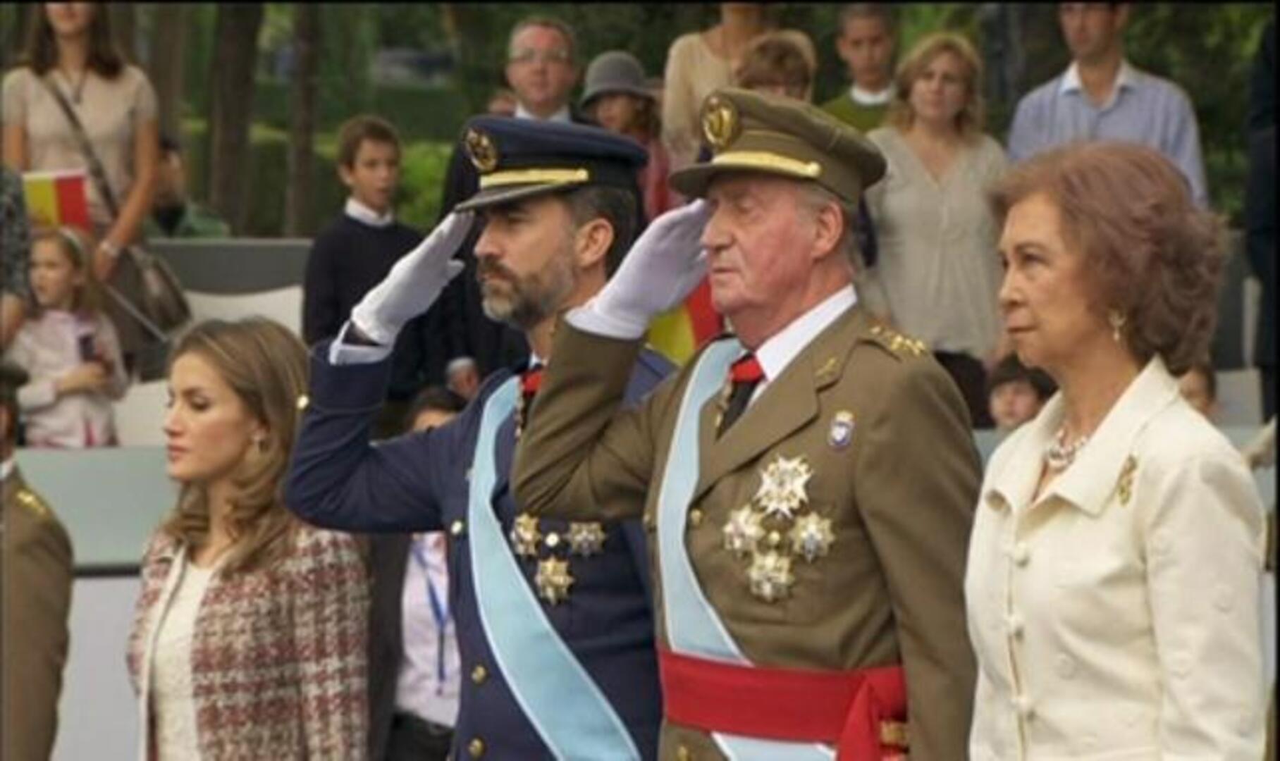 Un desfile sin abucheos y con la única presencia de los aviones de la patrulla Águila
