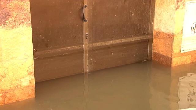 La Ribera navarra pasa el peor trago de la crecida del Ebro