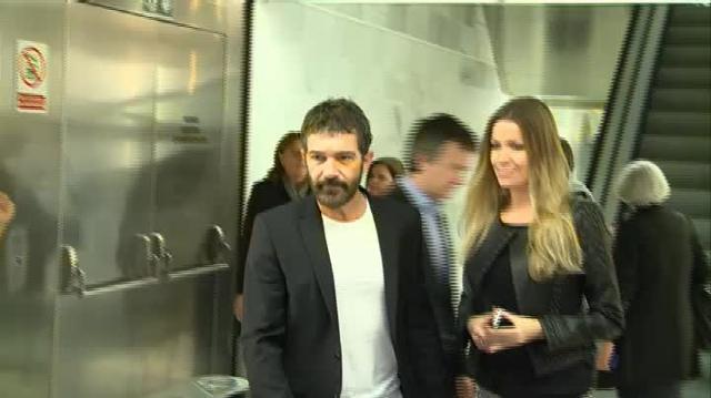 Antonio Banderas y Nicole Kempel en su paseo por los bosques de Surrey