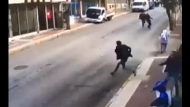 Viandantes que se libran de milagro de la lluvia de cascotes que ha provocado un fuerte seismo en Turquía