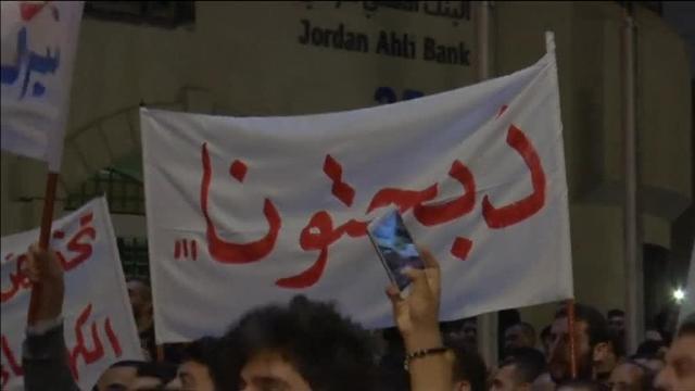 Continúan las protestas en Jordania a pesar de la dimisión del primer ministro