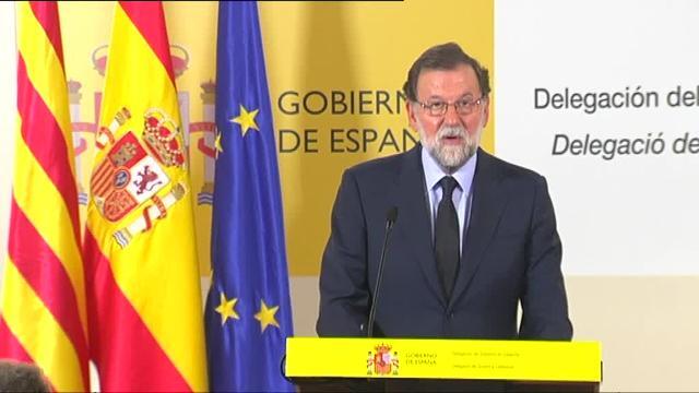 Vídeo: Saludo entre Rajoy y Puigdemont