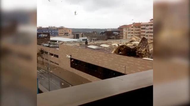 Se levantan el tejado de un gimnasio por el temporal