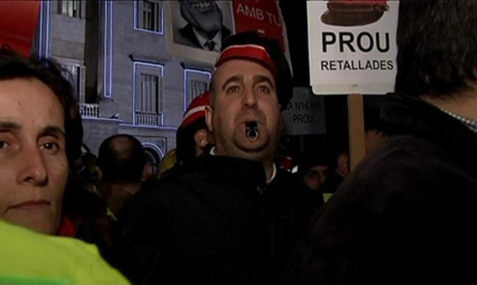 Miles de agentes de cuerpos de seguridad catalanes protestan contra los recortes