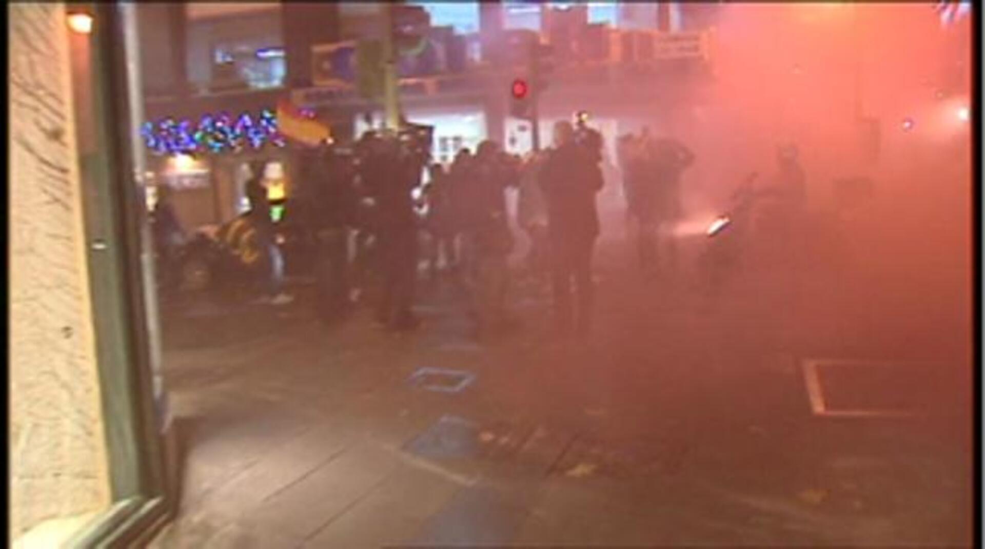 Un grupo de neonazis intenta acceder a la sede del PP con petardos y bengalas