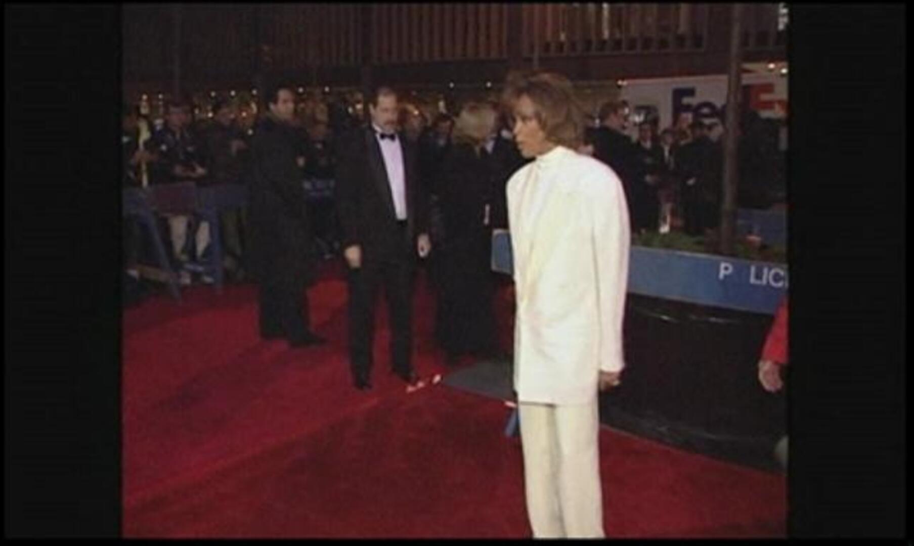 Whitney Houston fue encontrada muerta sumergida bajo el agua en su bañera