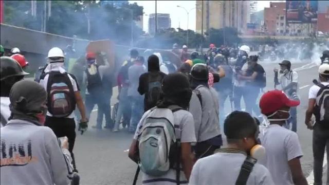 Los bomberos apagan un autobús quemado en las protestas en Venezuela