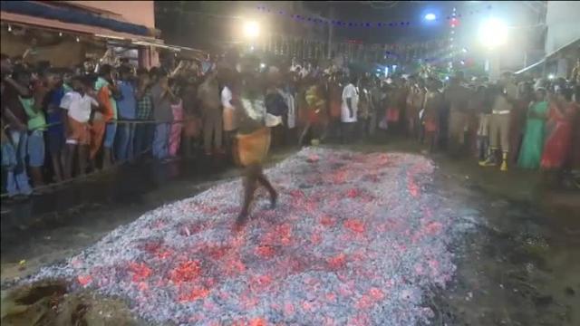 Caminar descalzos por las brasas para que se cumpla un deseo o para recibir una bendición