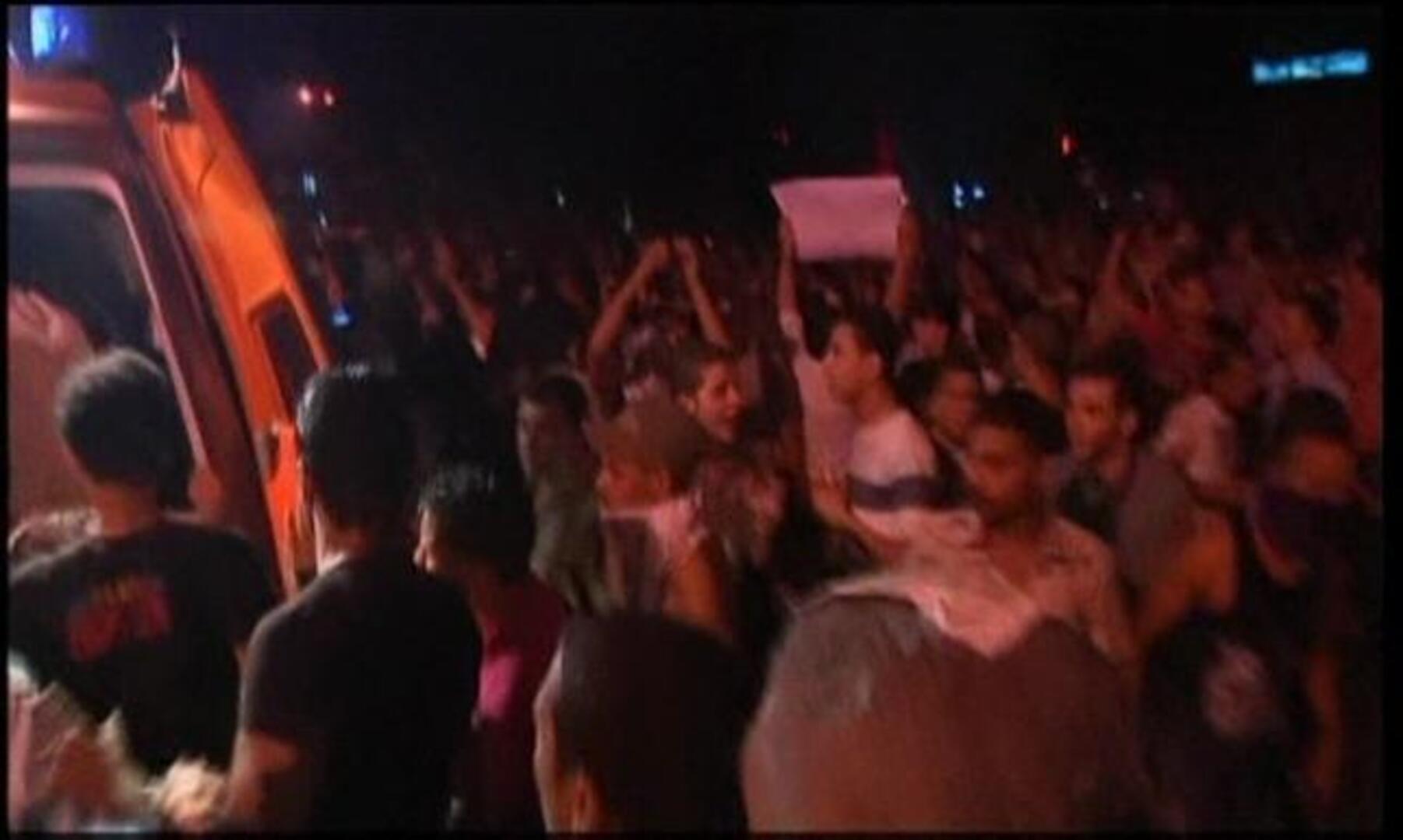 Cientos de personas asaltan la embajada de Israel en El Cairo