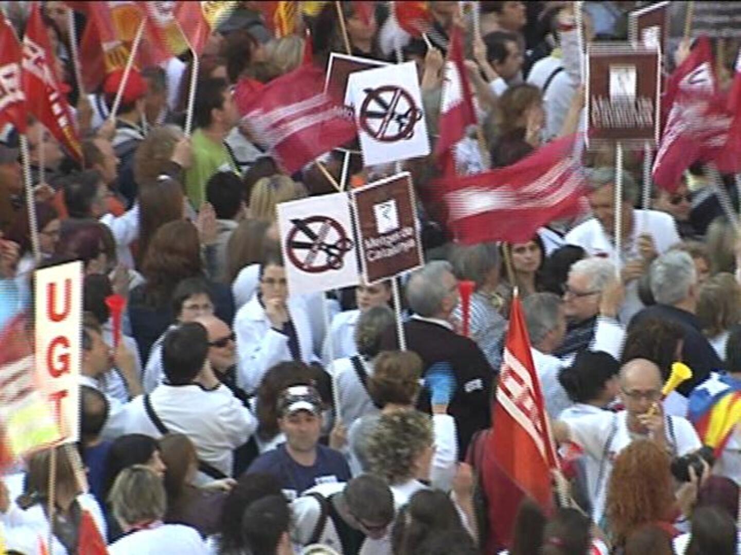 Clamor de médicos y docentes contra un «tijeretazo irreversible» en Cataluña