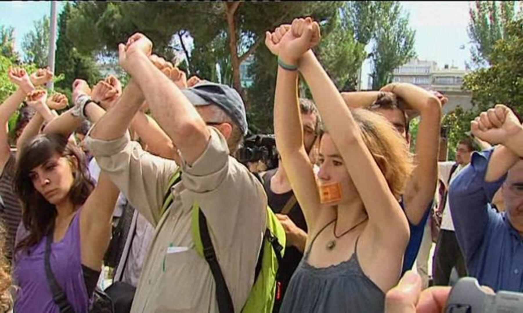 «¡Manos arriba, esto es un contrato!»