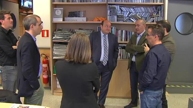 José Manuel Barreiro y Javier Arenas, acceden ayer a la reunión del PP en el Senado