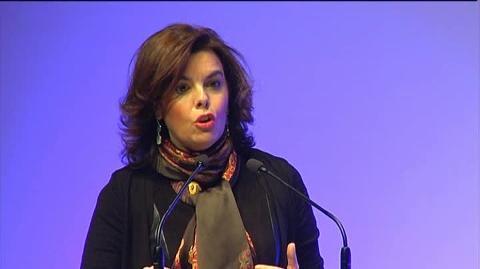 La vicepresidenta del Gobierno, Soraya Sáenz de Santamaría, junto al presidente y CEO del Consejo Mundial del Turismo (WTTC), David Scowsill (d), y el presidente del comité organizador de la Summit Madrid Shopping Tourism &amp; Economy, Juan Antonio Samaranch