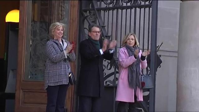 Los encausados, junto a otras autoridades, en el paseo de Lluís Companys