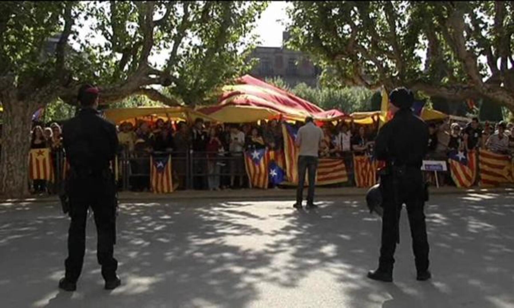 Maria Lapiedra, semidesnuda ante el Parlament en apoyo de la independencia