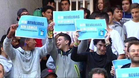 Varios jóvenes en Santiago de Compostela durante la huelga estudiantil de este miércoles