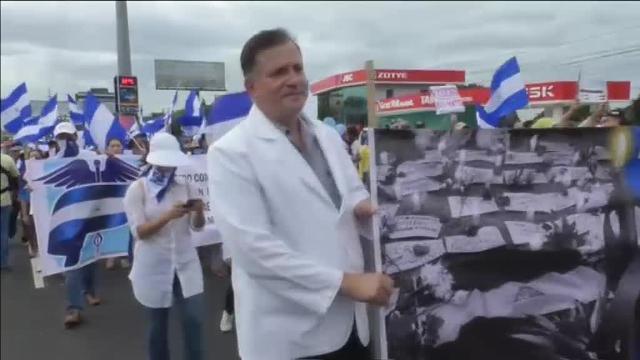Tensión en la marcha de los médicos que criticaban los despidos por atender a opositores en Nicaragua