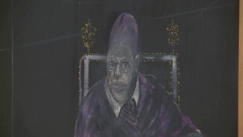 Un hombre pasa ante «Tres estudios para una Crucifixión», de Bacon