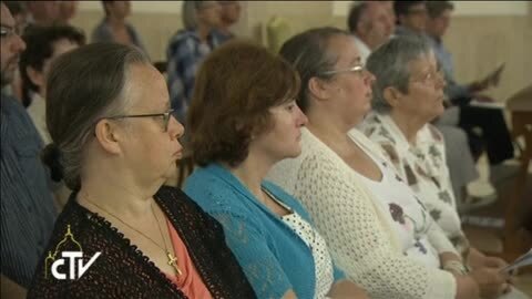 Roselyne Hamel, hermana de Jacques Hamel, sostiene una foto del sacerdote durante una rueda de prensa este miércoles en el Vaticano