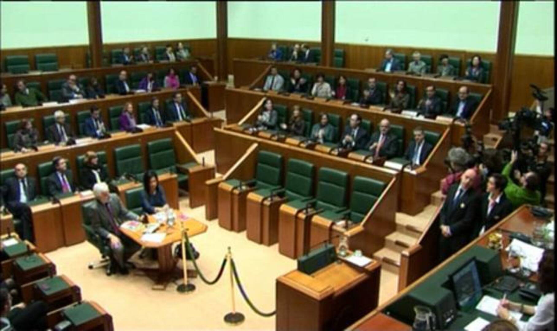 Iñigo Urkullu, investido lendakari sólo con el voto del PNV