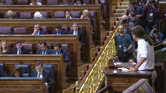 Pablo Iglesias, con Irene Montero, al lado, en el Pleno del Congreso