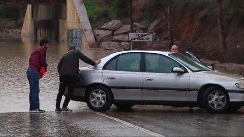 Dos policías locales observan el coche de Sari hundido
