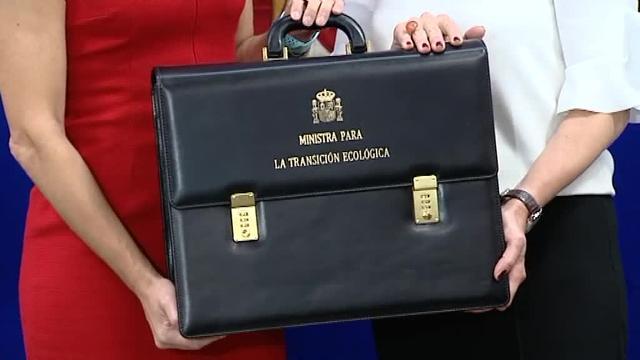 La ministra de Transición Ecológica, Teresa Ribera, recibe la cartera de manos de Tejerina